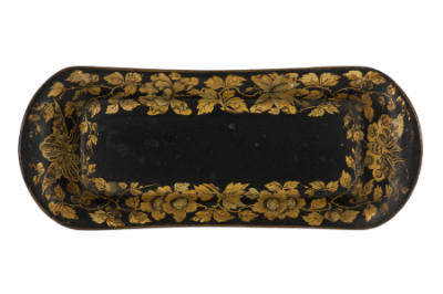 Artist unidentified, “Snuffer Tray,” England, c. 1830, Gold leaf on lacquer over papier-mache, …