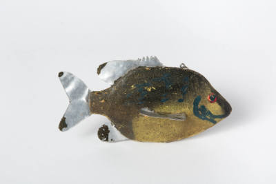 Artist unidentified, “Sunfish”, Probably Wisconsin, n.d., Paint on wood, metal, 2 3/4 × 7 × 2 3…