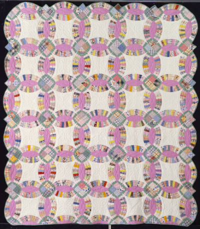 Double Wedding Ring Quilt
Quiltmaker Unidentified
Photographed by Schecter Lee