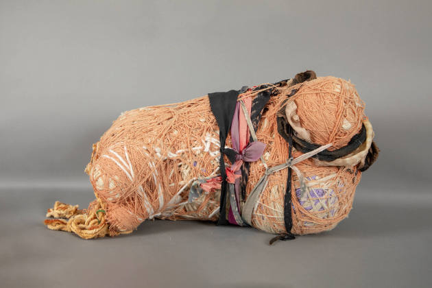 Judith Scott, “Untitled”, Oakland, California, n.d., Fiber and found objects, 13 x 24 1/2 x 12 …