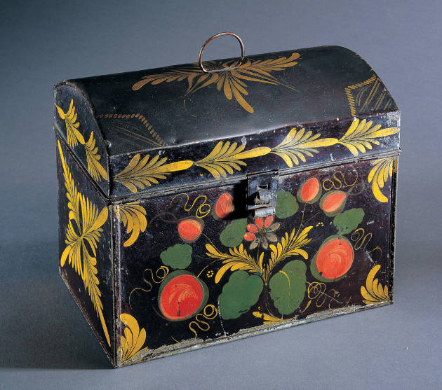 Artist unidentified, “Trunk,” Eastern United States, c. 1815–1835, Paint on asphaltum over tinp…