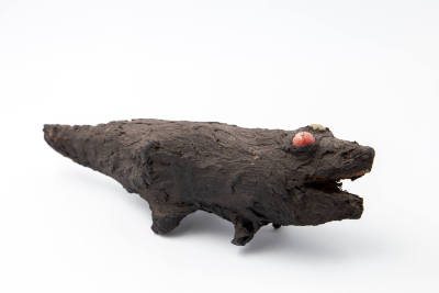 Sam Doyle, (1906–1985), “Small Alligator,” Georgia, n.d., Tar, wood, nails, plastic, 3 1/2 × 12…