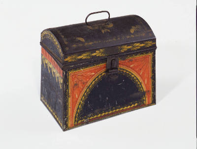 Artist unidentified, “Trunk,” Eastern United States, c. 1815–1835, Paint on tinplate, 7 1/2 × 9…