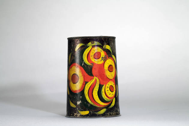 Artist unidentified, “Mug,” Eastern United States, c. 1815—1835, Paint on asphaltum over tinpla…