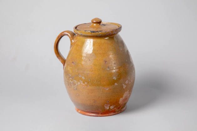 Artist unidentified, “Stewpot with lid”, Maine, United States, 1830–1850, Glaze on clay, 8 x 4 …