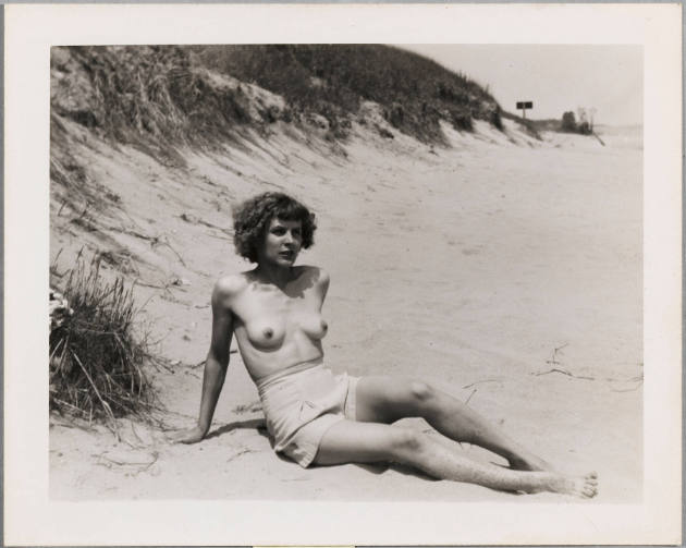 Untitled (Marie outdoors)
Eugene Von Bruenchenhein
Milwaukee
c. 1940s–mid-1950s
Gelatin sil…